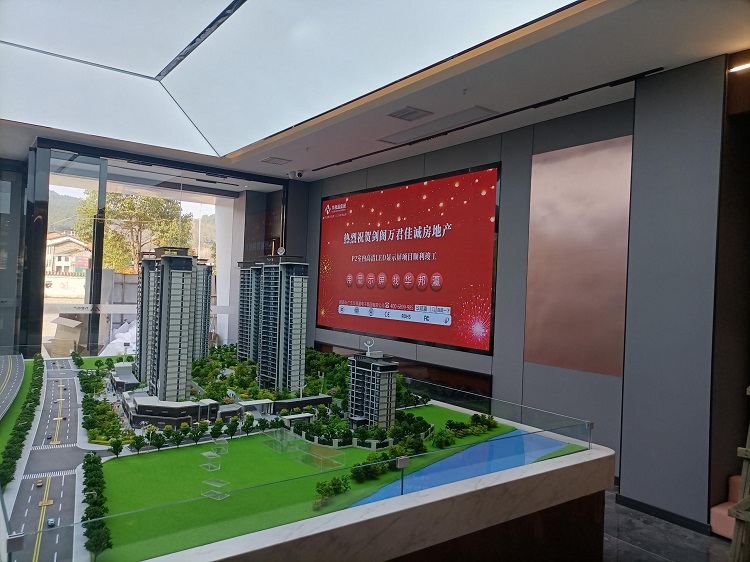 如今，在劍閣萬(wàn)君佳城房地產(chǎn)售樓處，P2室內(nèi)LED顯示屏憑借優(yōu)越的可視性和強(qiáng)烈的視覺(jué)沖擊力，成為售樓處宣傳的得力助手。